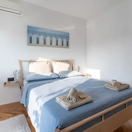New! D31 W2 Bikes, Sunny Terrace & Parking Apartment Rovinj