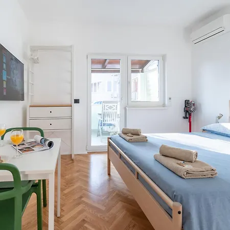New! D31 W2 Bikes, Sunny Terrace & Parking Apartment