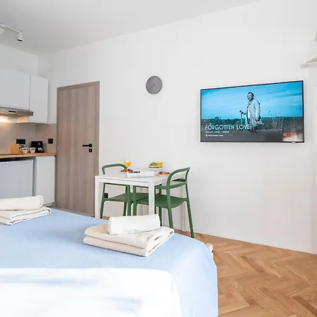 Modern With Terrace, Bikes & Parking Apartment *