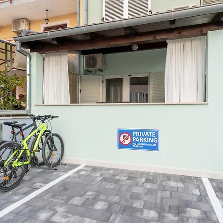 Modern With Terrace, Bikes & Parking ロヴィニ